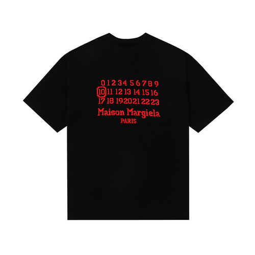 MAISON MARGIELA RED TEXT BLACK SHIRT
